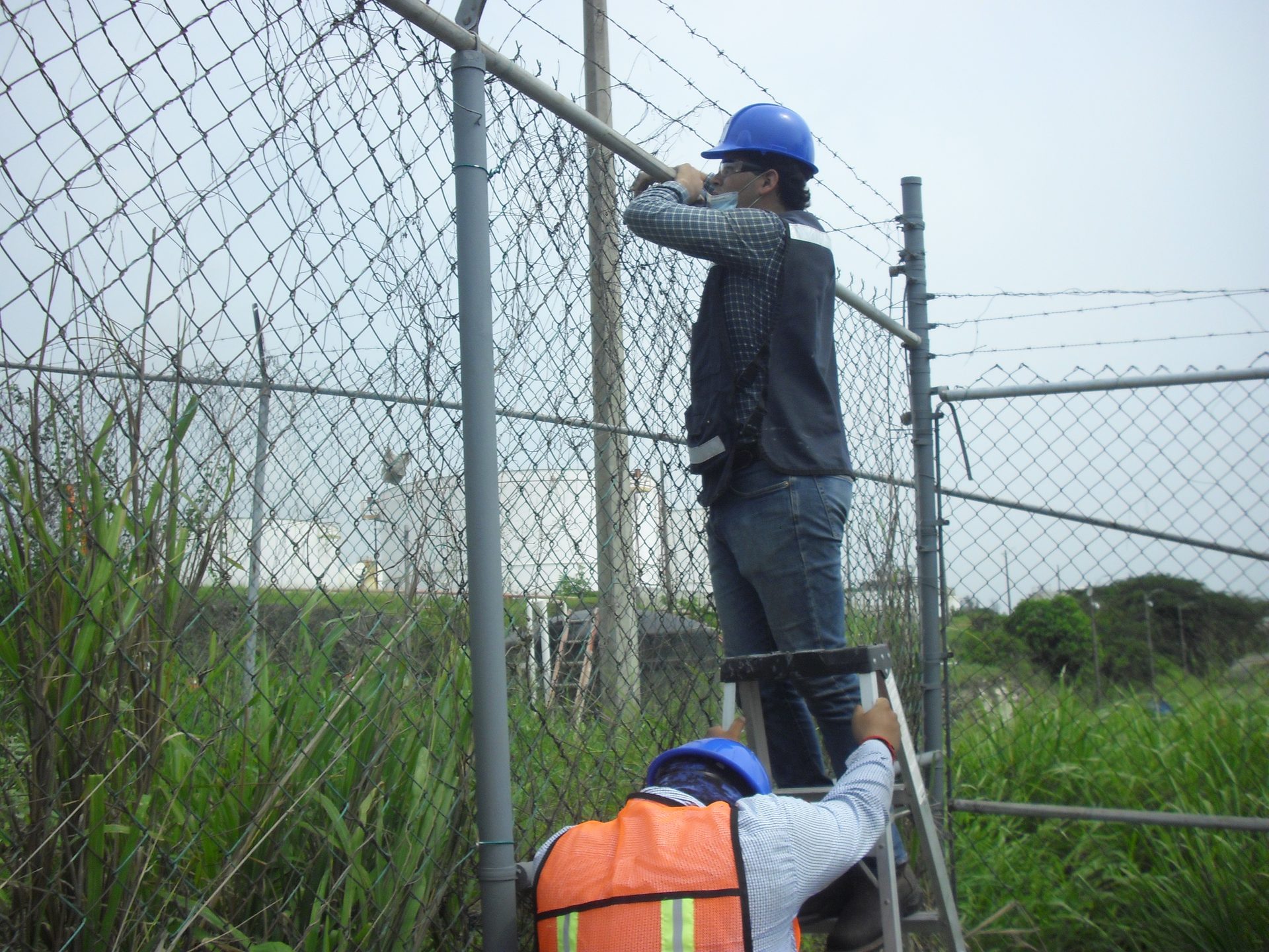 Equipo JALMOR Industrial instalando cerca perimetral y malla ciclónica nave industrial Tampico
