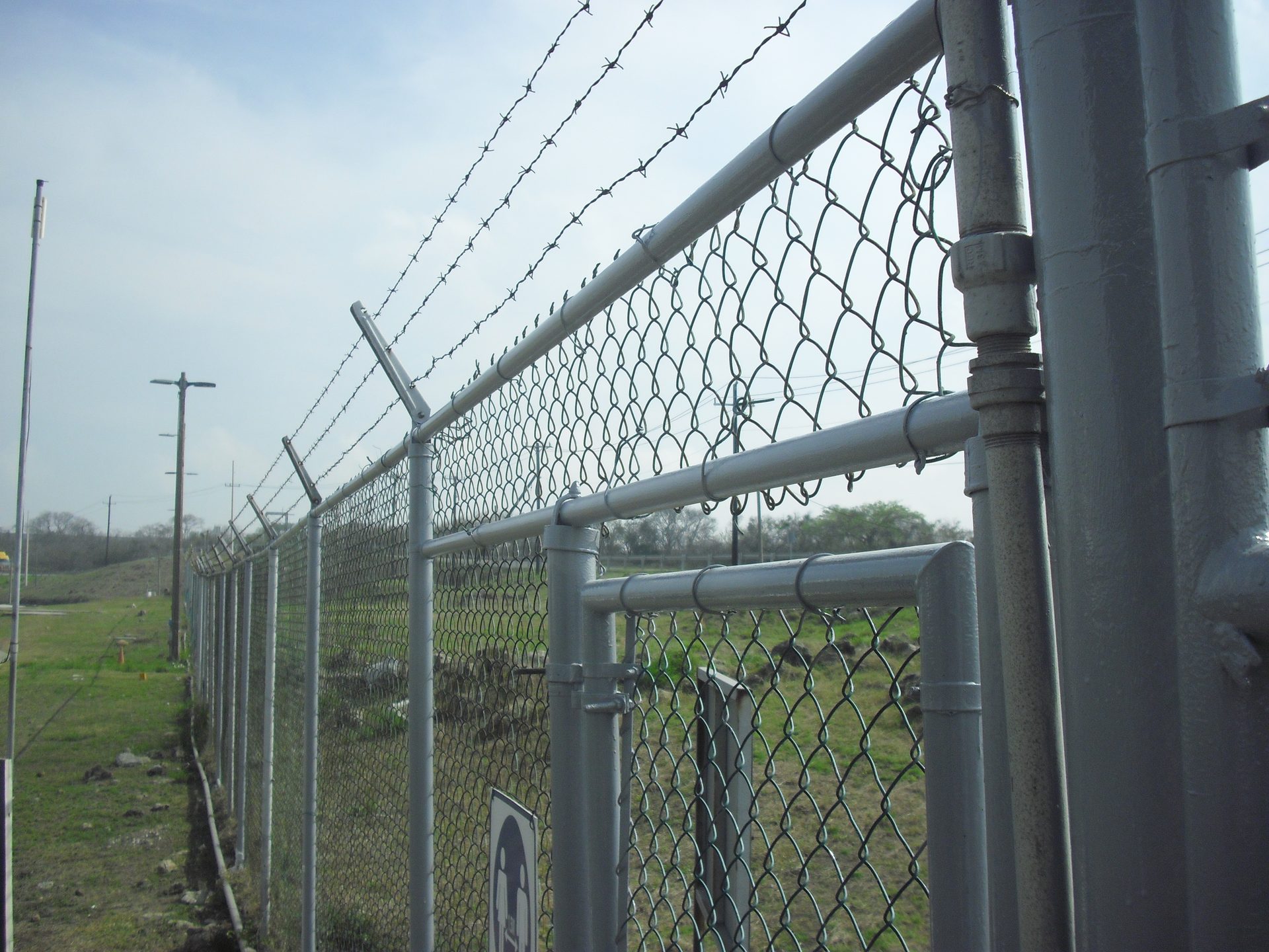 Malla ciclónica industrial galvanizada con alambre de púas JALMOR Corredor Industrial Altamira