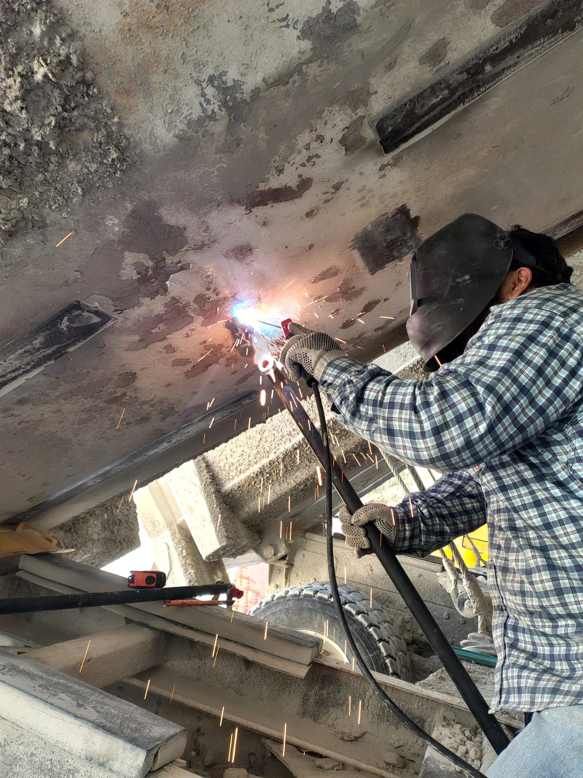 Soldador JALMOR realizando herrería correctiva en estructura metálica nave industrial Tampico