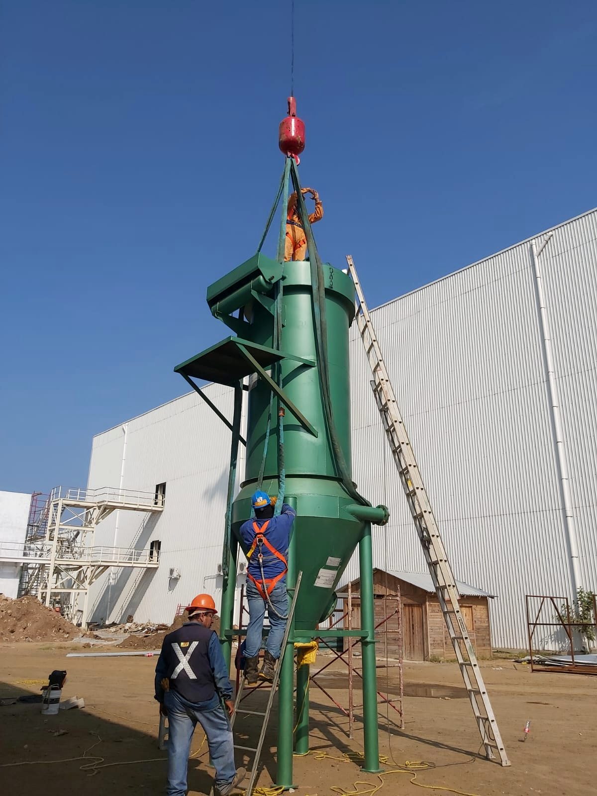 Instalación ciclón verde grúa planta industrial Altamira JALMOR