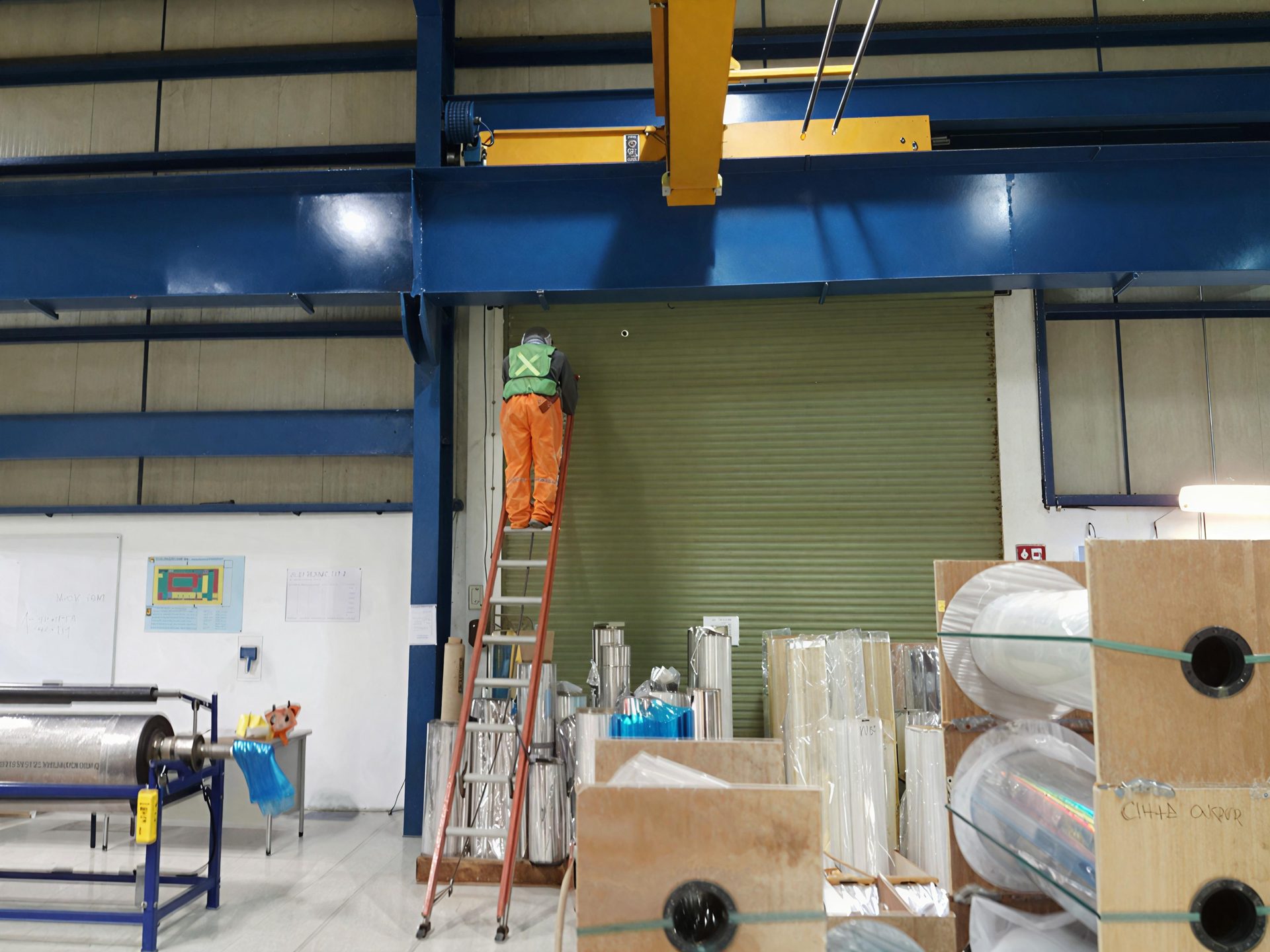 Técnico de JALMOR Industrial realizando mantenimiento correctivo en interior de nave industrial en Tampico — vigas estructurales y grúa aérea