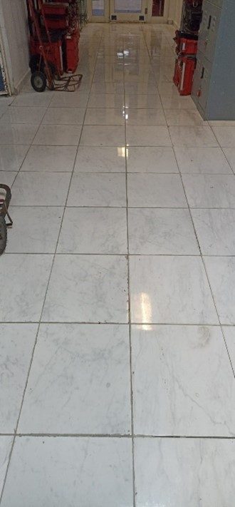 Proceso de instalación de pisos cerámicos industriales en nave Altamira JALMOR