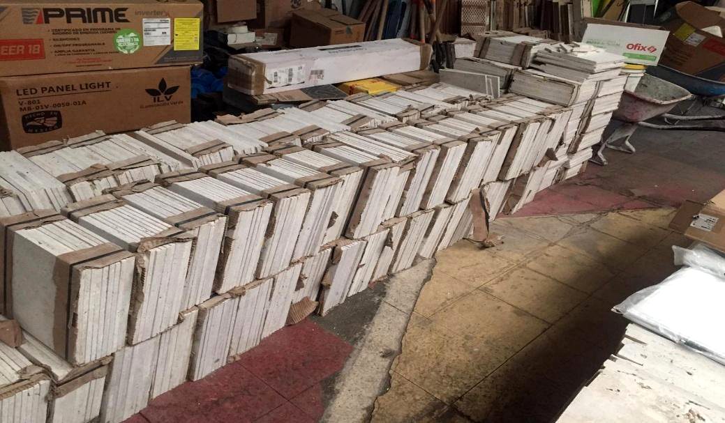 Stock de losetas cerámicas industriales para proyecto Altamira JALMOR