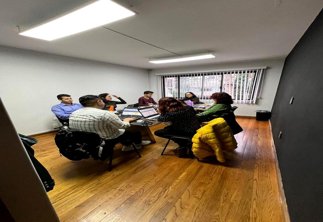 Equipo de JALMOR Industrial en sala de juntas Tampico