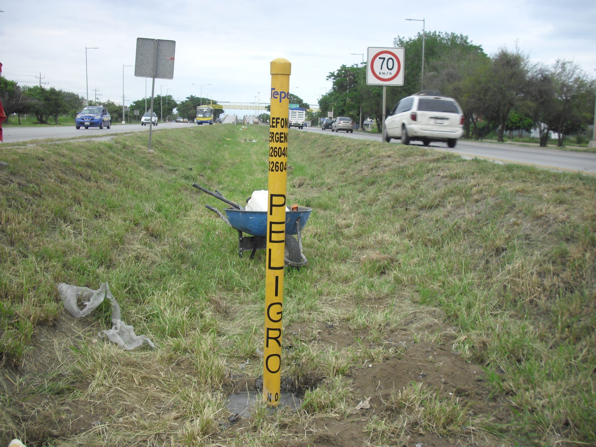 Señalización de vialidad industrial en Tampico — poste PELIGRO instalado por JALMOR Industrial