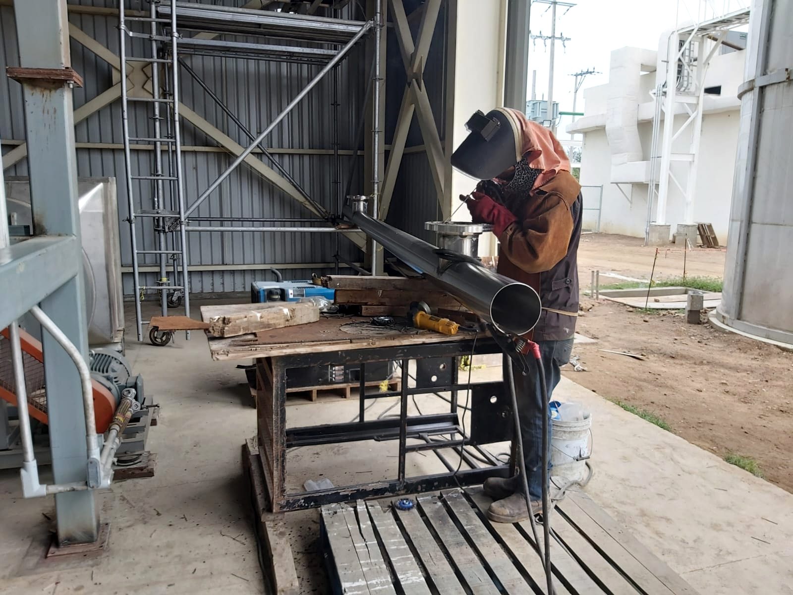 Técnico JALMOR soldando tubería de acero sistema industrial nave Altamira Tamaulipas