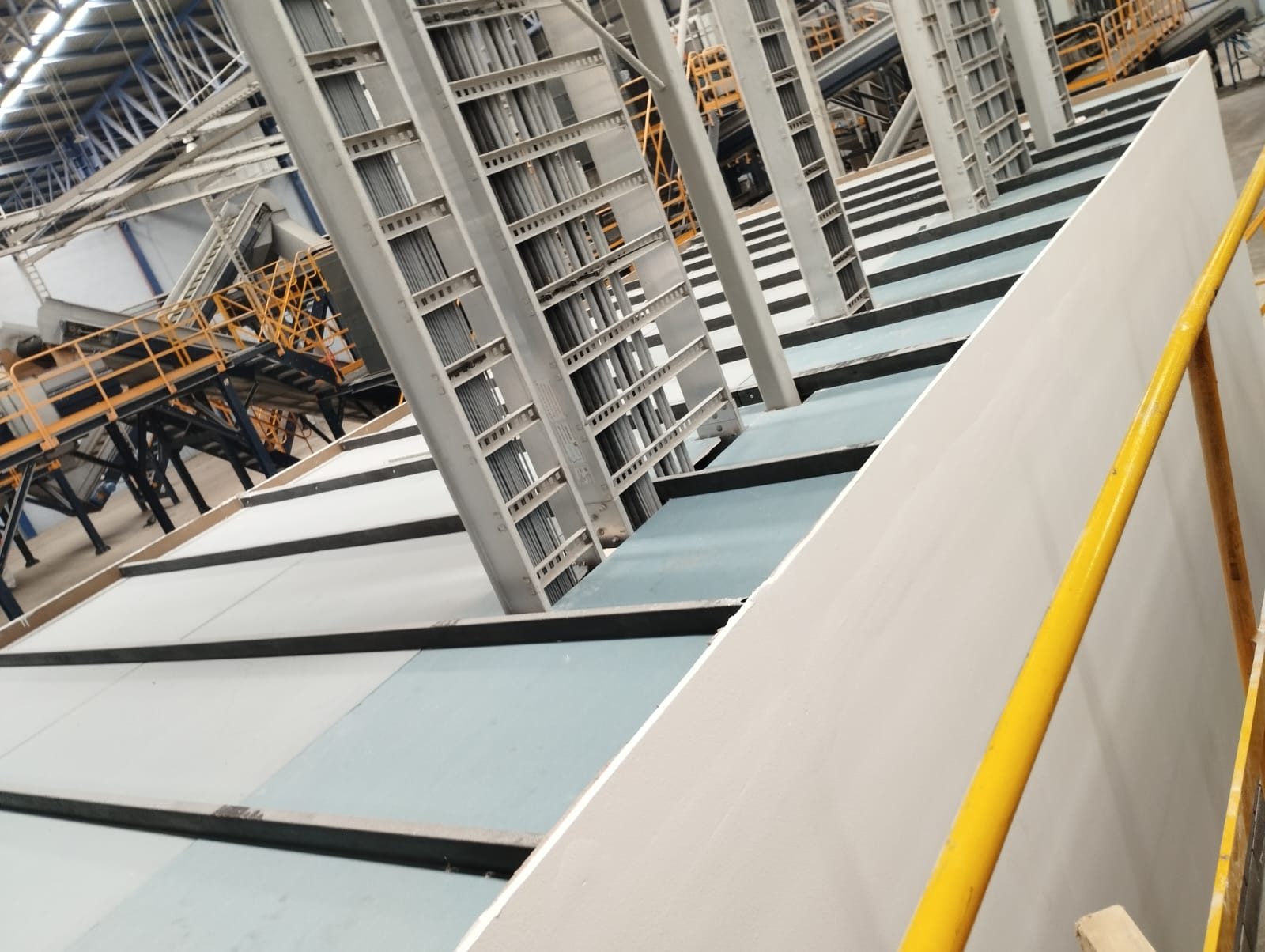 Estructura metálica de tablaroca y plafones en nave industrial JALMOR Altamira Tampico