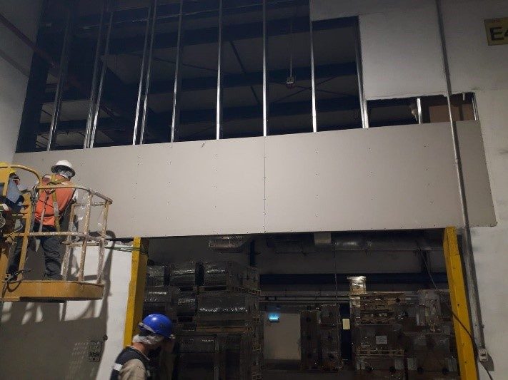 Plafón suspendido industrial instalado en oficina dentro de nave industrial JALMOR Tampico Altamira